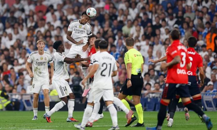 Éder Militao, rematando de cabeza un balón en el partido de agosto del año pasado en el Santiago Bernabéu entre el Real Madrid y Osasuna.