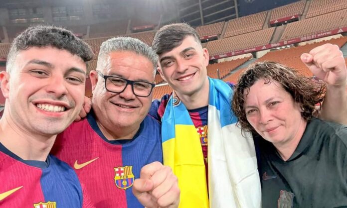 Pedri, en una fotografía subida a redes sociales en la que sale con sus padres y su hermano.