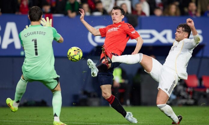 El audio del VAR del penalti de Courtois a Budimir en el Osasuna - Real Madrid