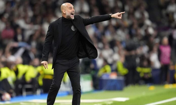 Pep Guardiola, en la banda del Santiago Bernabéu dando indicaciones a sus jugadores.