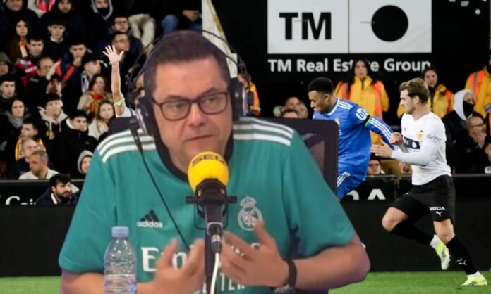 Tomás Roncero señala a dos futbolistas del Real Madrid durante el partido de Mestalla