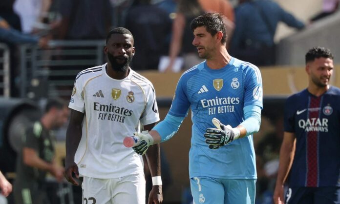 Antonio Rüdiger y Thibaut Courtois en un partido del Real Madrid.