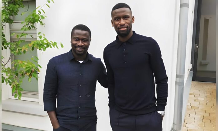 Antonio Rüdiger, con su hermano, Sahr Senesie.