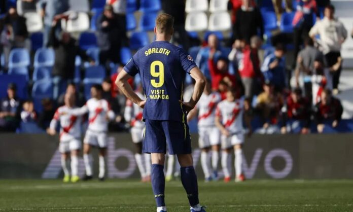 Alexander Sorloth mira cómo los jugadores del Rayo celebran el gol de Óscar Valentín, el segundo del partido ante el Atlético.