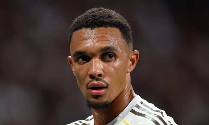 Trent Alexander-Arnold jugando un partido con el Real Madrid.