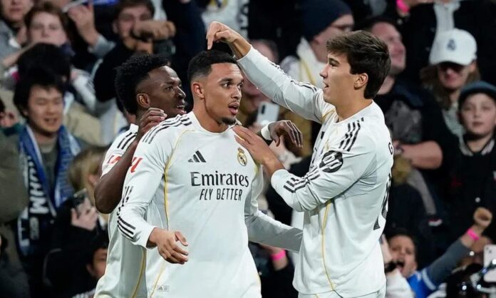 Trent Alexander-Arnold, Vinicius Junior y Gonzalo García, celebrando el primer gol del Real Madrid contra la Real Sociedad.