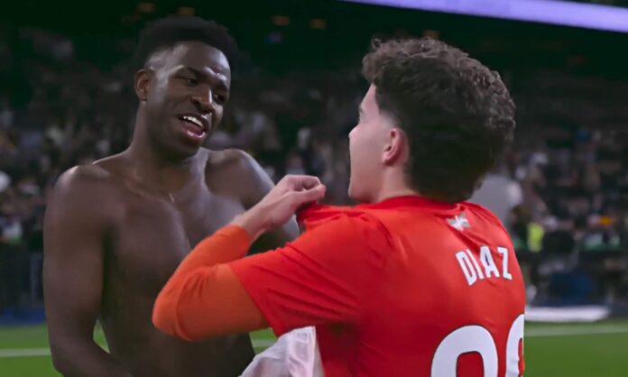 Vinicius intercambió su camiseta con Dani Díaz: gran detalle