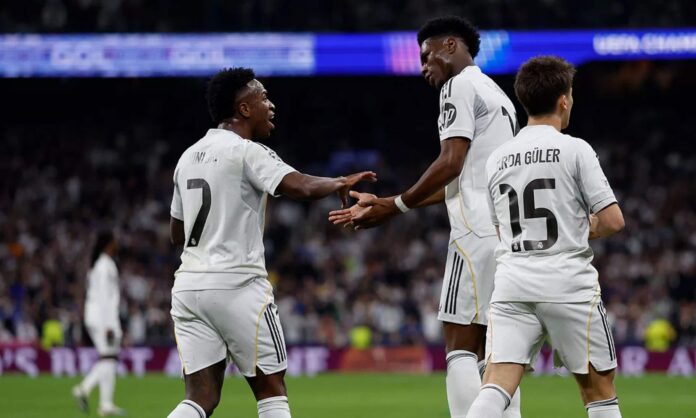 Vinicius Junior, Aurelién Tchouameni y Arda Güler celebran uno de los dos goles ante el Benfica en la vuelta de los 