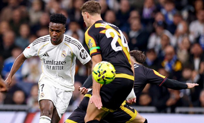 Vinícius Júnior marcando su gol al Rayo Vallecano.