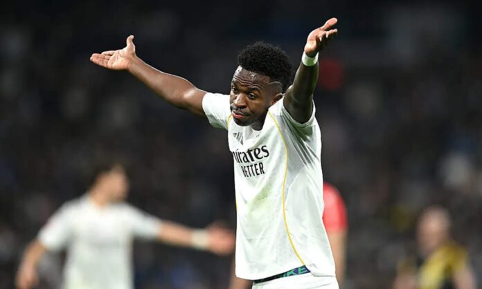 Vinicius Junior, con las manos levantadas, en el partido de esta tarde ante el Rayo Vallecano.