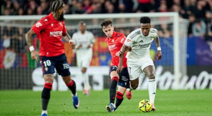 Vinicius ante Aimar Oroz en la primera parte del Osasuna - Real Madrid