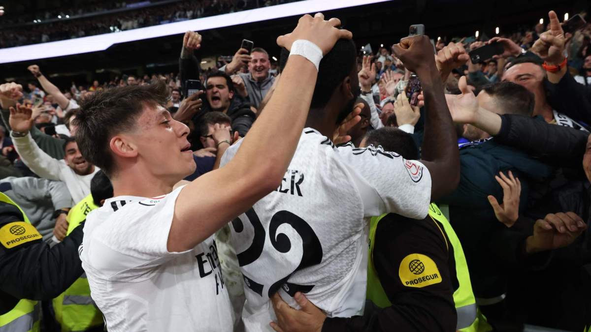 Arda Güler y Antonio Rüdiger, celebrando con la afición del Santiago Bernabéu un gol del Real Madrid. Arda Güler y Antonio Rüdiger, celebrando con la afición del Santiago Bernabéu un gol del Real Madrid.