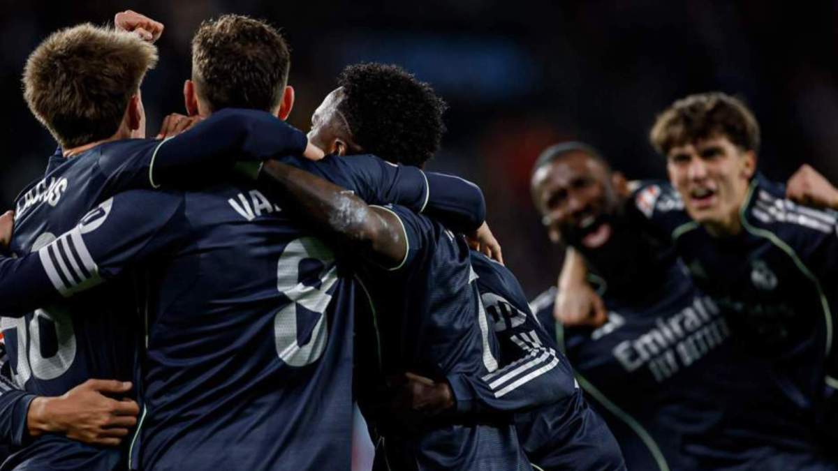 Fede Valverde celebrando su gol junto al resto de sus compañeros
