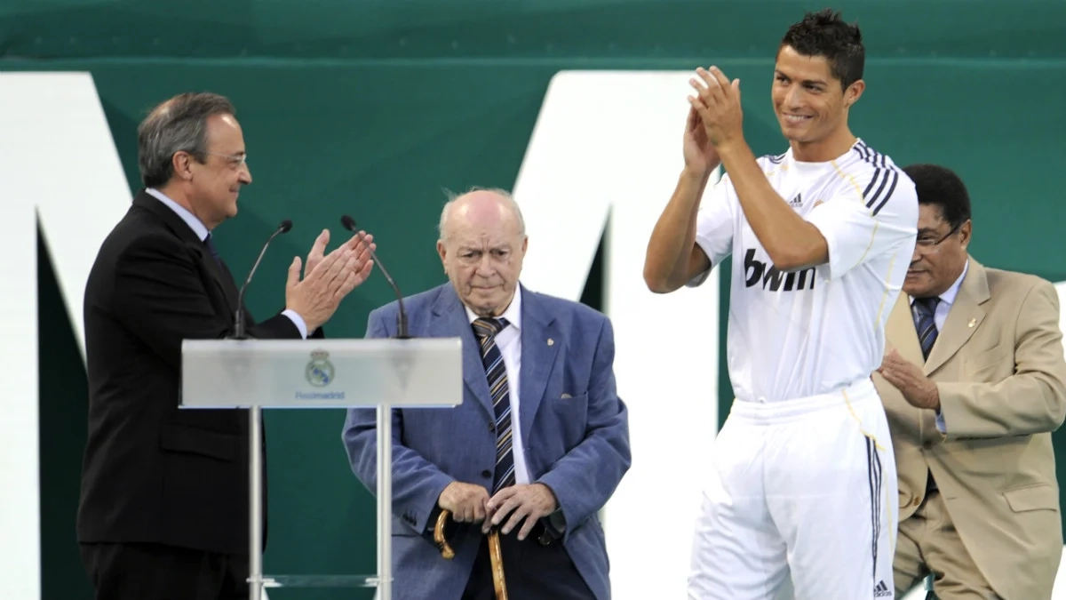 Florentino Pérez aplaudiendo a Cristiano en su presentación