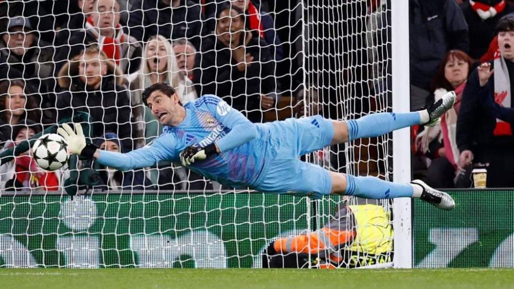 Thibaut Courtois haciendo una gran parada.