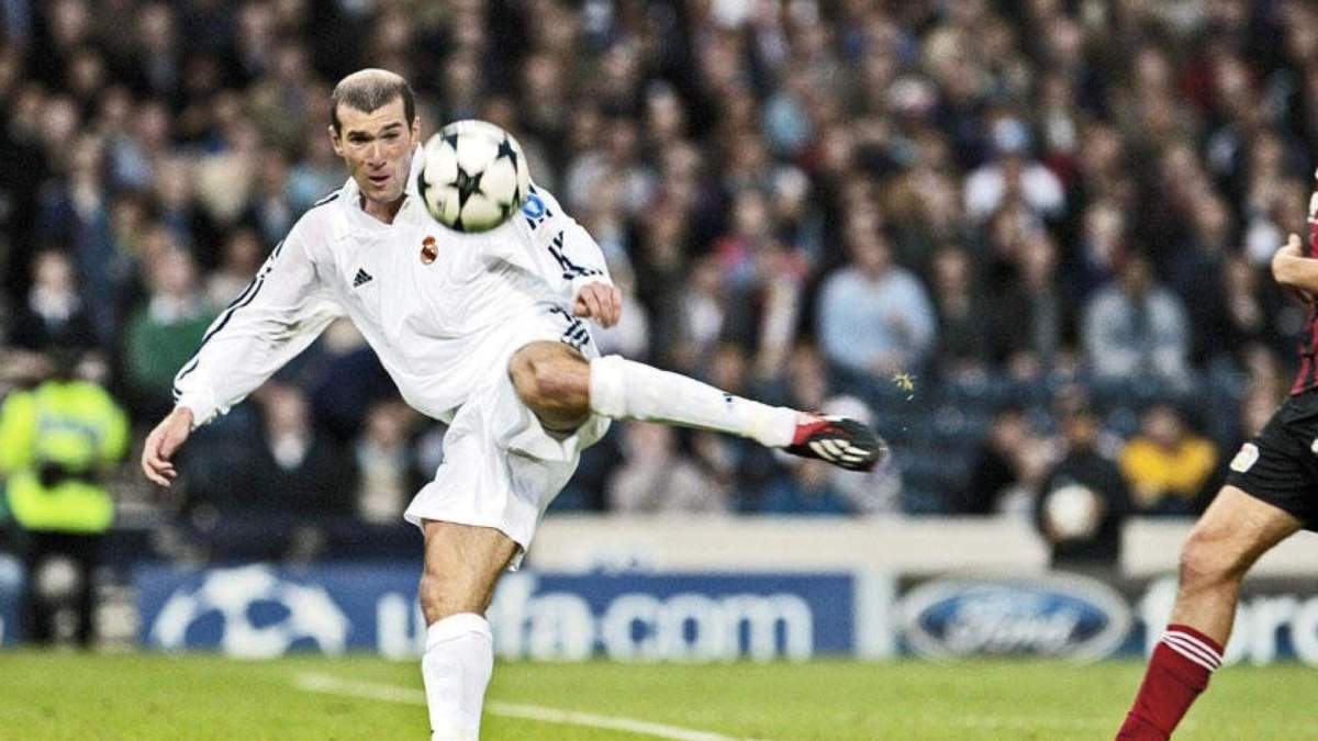 Imposible encontrar una foto más icónica que el famoso golazo de Zinedine Zidane en la Novena Copa de Europa.