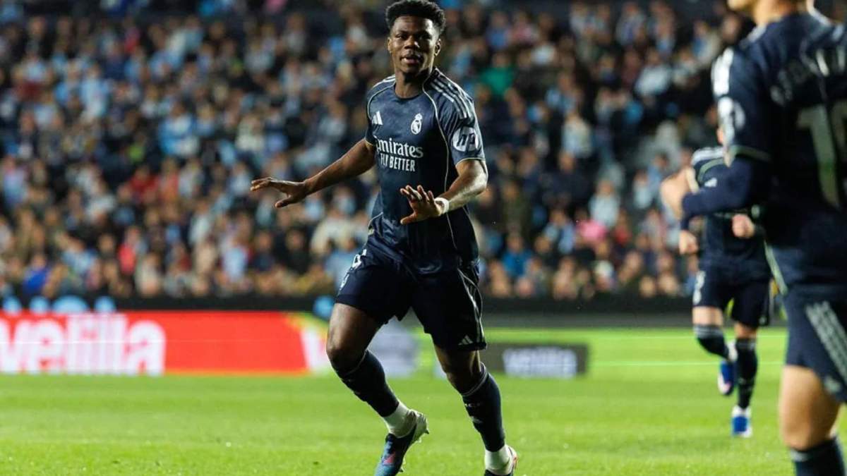 Aurelién Tchouameni celebra su golazo, el primero del partido entre el Celta y el Real Madrid en Balaídos.