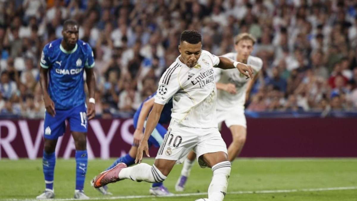Kylian Mbappé, lanzando un penalti durante un partido con el Real Madrid esta temporada.