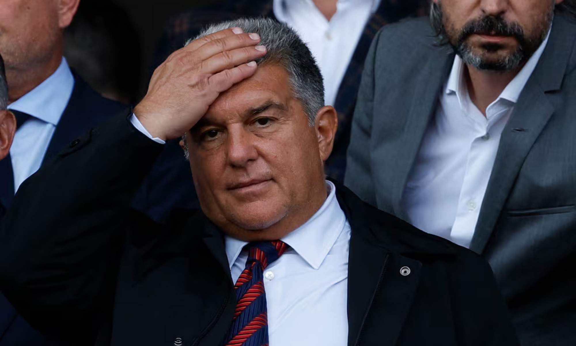 Laporta, angustiado con las manos en la cabeza