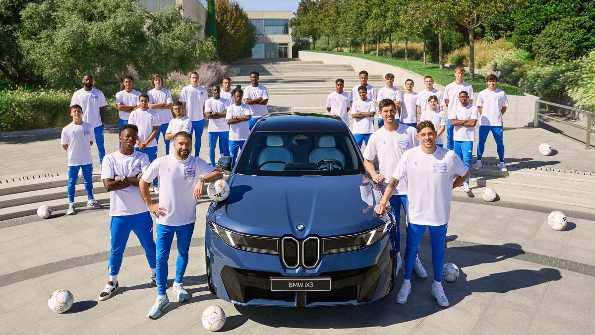 Jugadores del Real Madrid junto a un BMW Jugadores del Real Madrid junto a un BMW