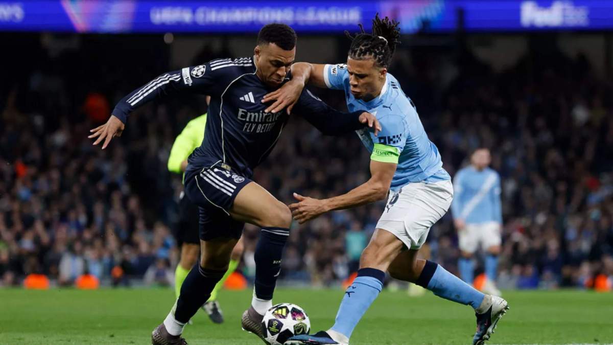 Mbappé durante el partido del Real Madrid en el Etihad