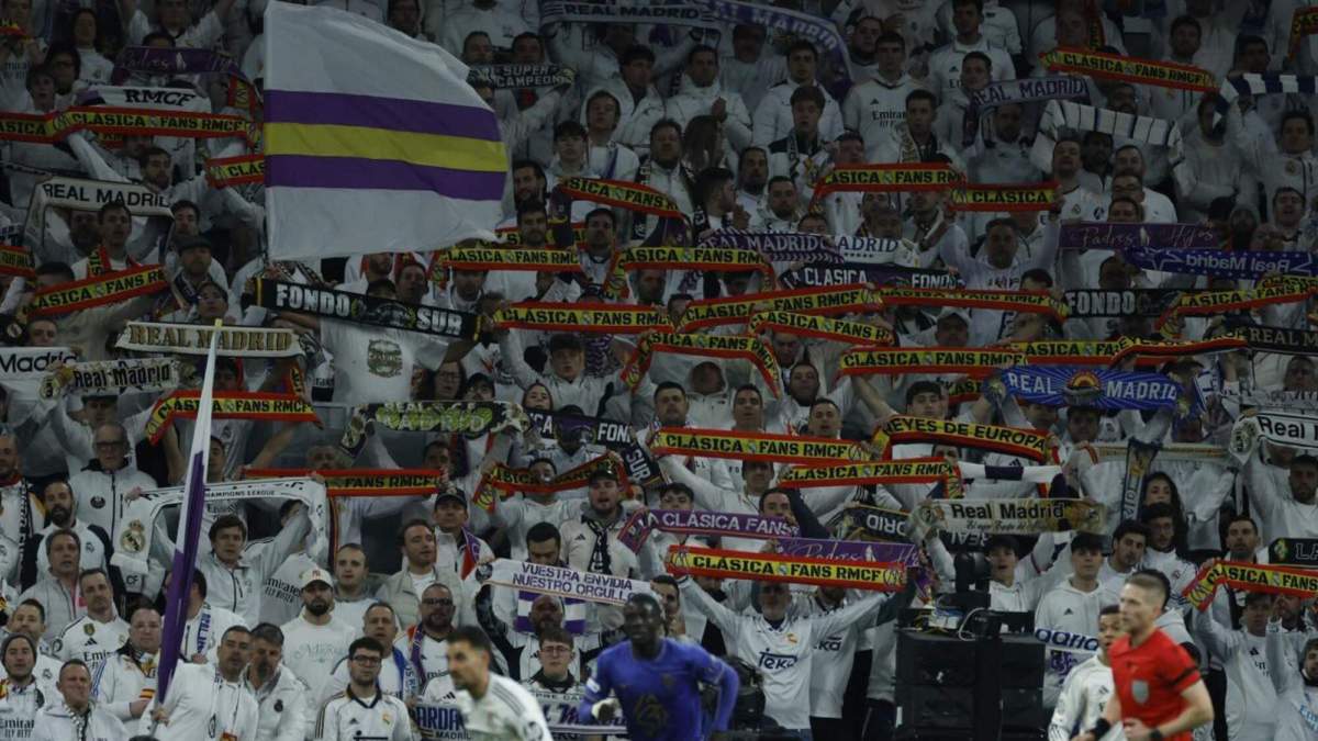 Aficionados del Real Madrid, en la Grada Fans, mostrando varias banderas de España.