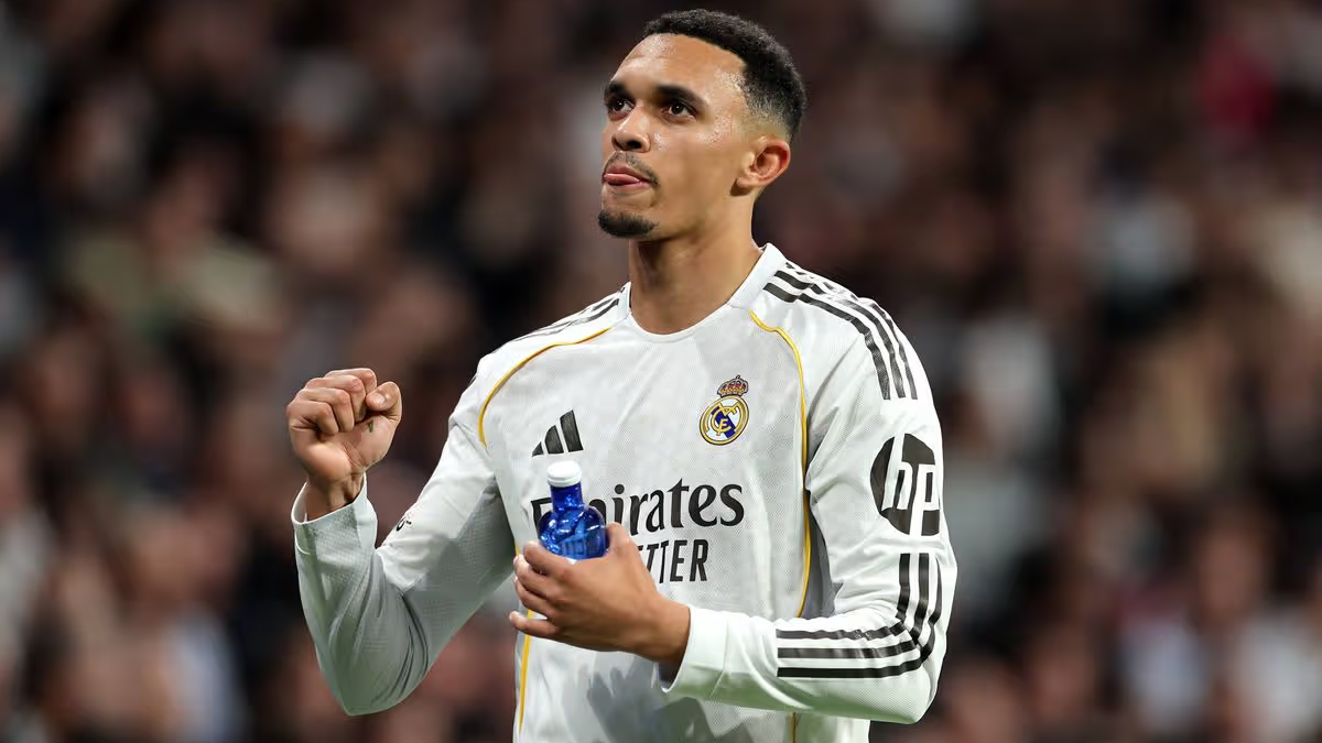 Trent Alexander-Arnold disputando un partido con el Real Madrid.