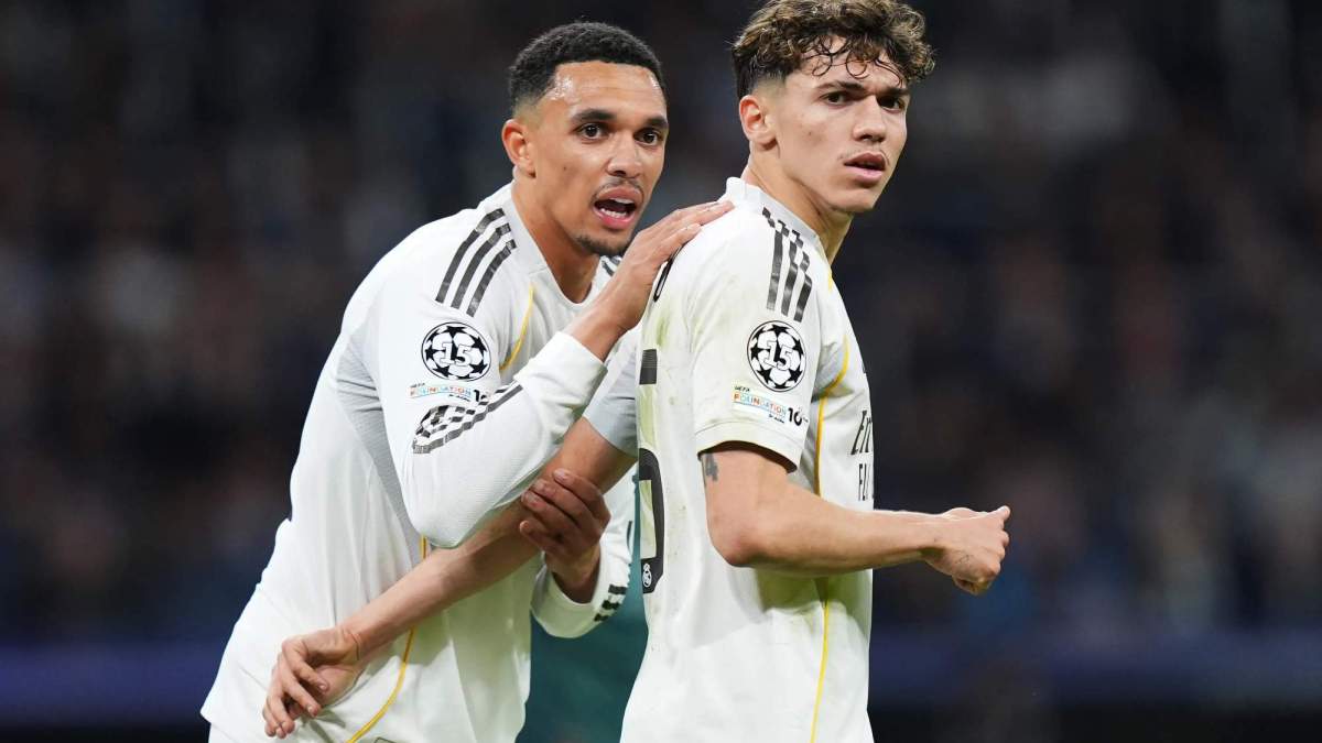 Trent Alexander-Arnold, hablando a Thiago Pitarch durante el encuentro ante el City en el Santiago Bernabéu.