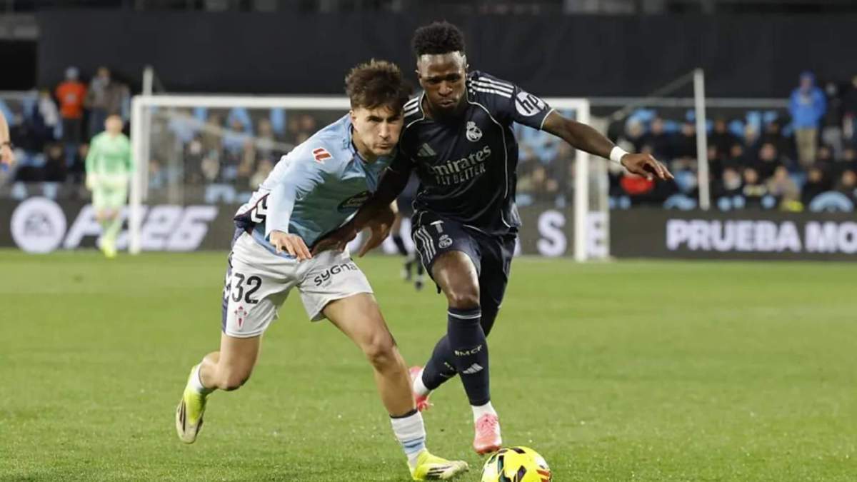 Vinicius Junior y Javi Rodríguez, luchando por un balón.