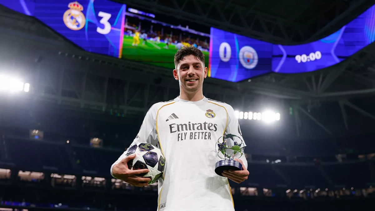 Fede Valverde con el MVP del partido