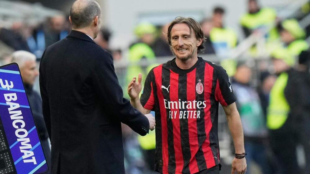 Massimiliano Allegri y Luka Modric, en un partido del Milan durante esta temporada.