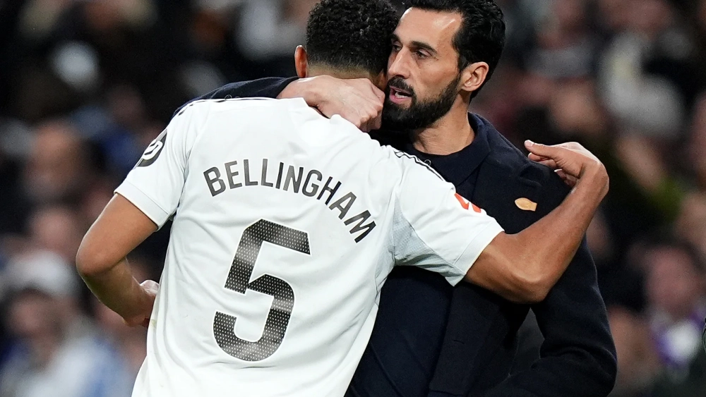 Jude Bellingham abrazando a Álvaro Arbeloa.