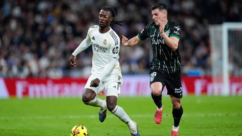 Eduardo Camavinga, con el balón, se protege de la carrera de Martim Neto durante el encuentro ante el Elche. Eduardo Camavinga, con el balón, se protege de la carrera de Martim Neto durante el encuentro ante el Elche.
