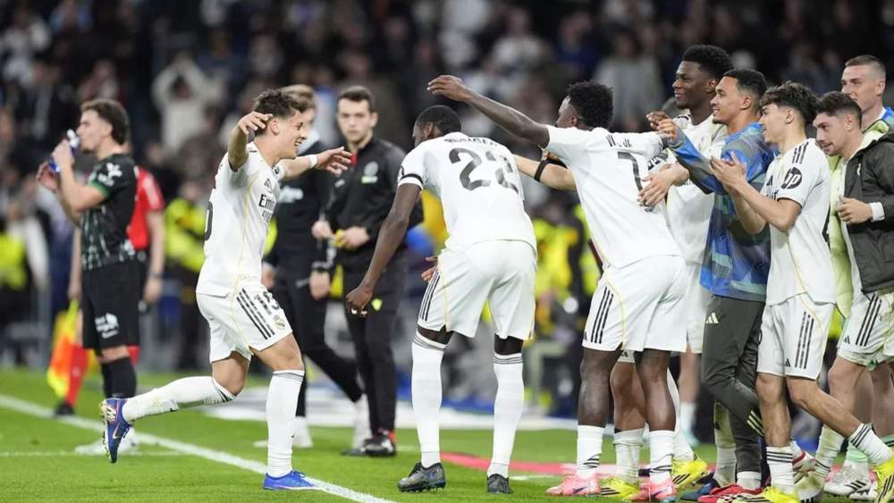 Arda Güler, celebrando con sus compañeros su golazo ante el Elche. Arda Güler, celebrando con sus compañeros su golazo ante el Elche.