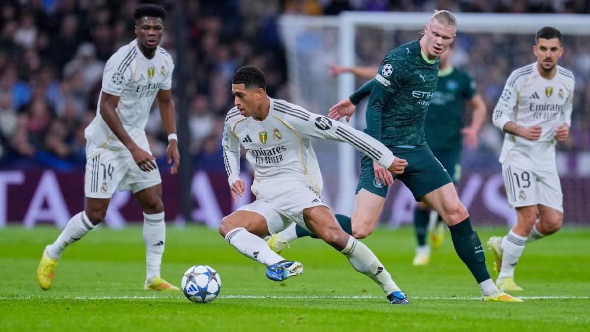 Jude Bellingham jugando contra el Manchester City. Jude Bellingham jugando contra el Manchester City.