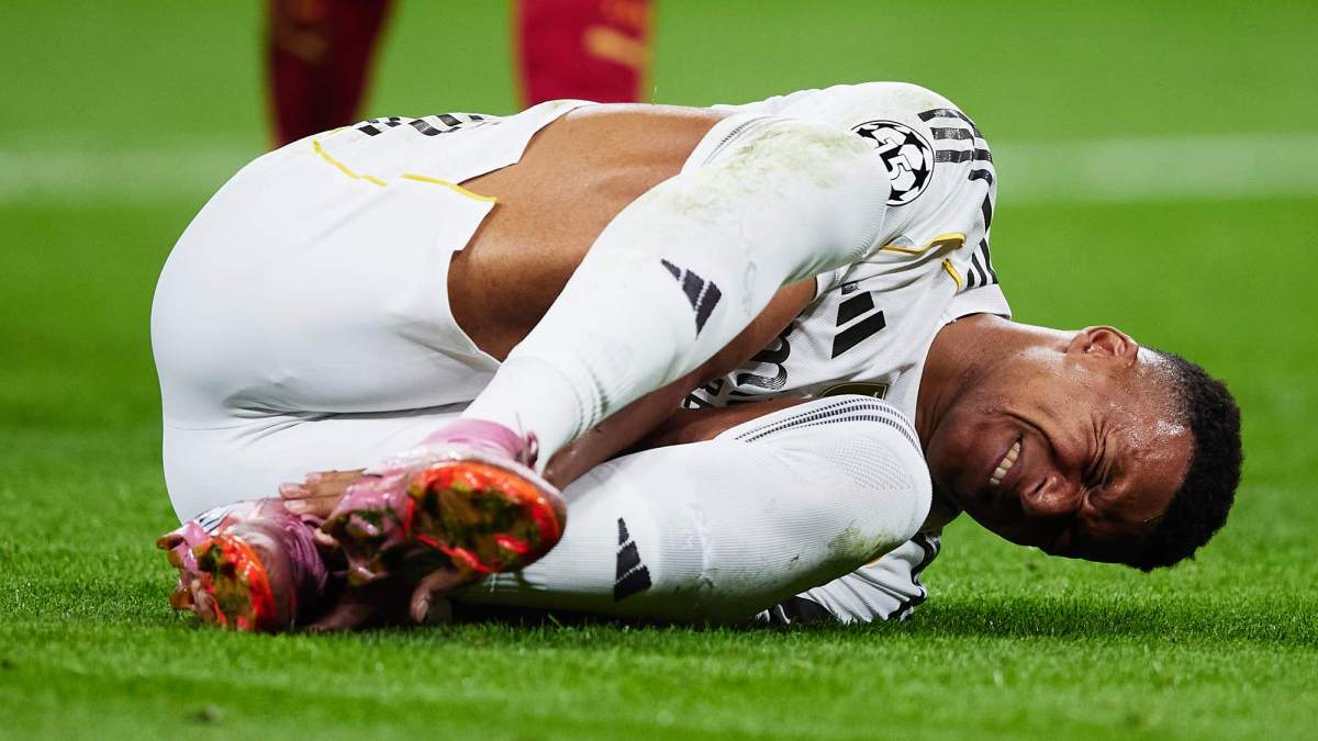Kylian Mbappé tumbado con dolor en el suelo. 