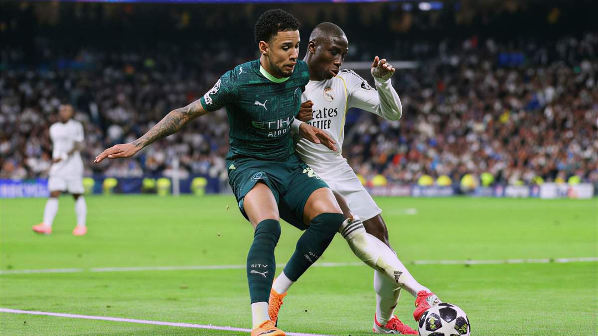 Ferland Mendy, robando un balón en una jugada en el partido ante el Manchester City.