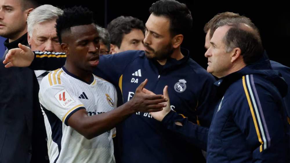 Davide Ancelotti, consolando a Vinicius Junior en un partido del Real Madrid.