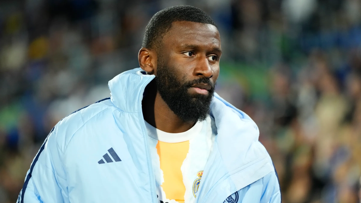 Antonio Rüdiger con un abrigo del Real Madrid.