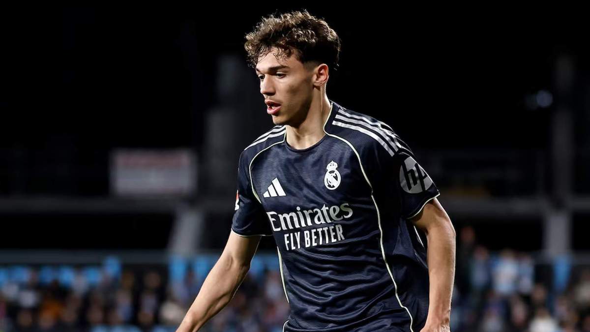 Thiago Pitarch disputando un partido con el Real Madrid.