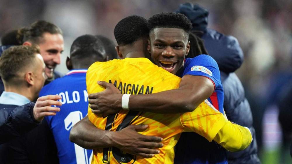 Aurelién Tchouameni se abraza a su compañero Mike Maignan, que paró dos penaltis.