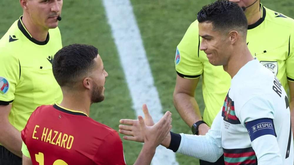 Eden Hazard y Cristiano Ronaldo, saludándose antes de un partido entre las Selecciones de Bélgica y Portugal.
