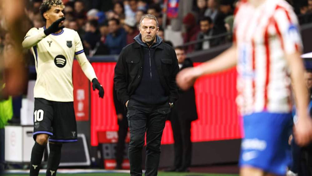 Hansi Flick, con rostro serio, en el partido de ida de las semifinales coperas contra el Atlético en el Metropolitano.