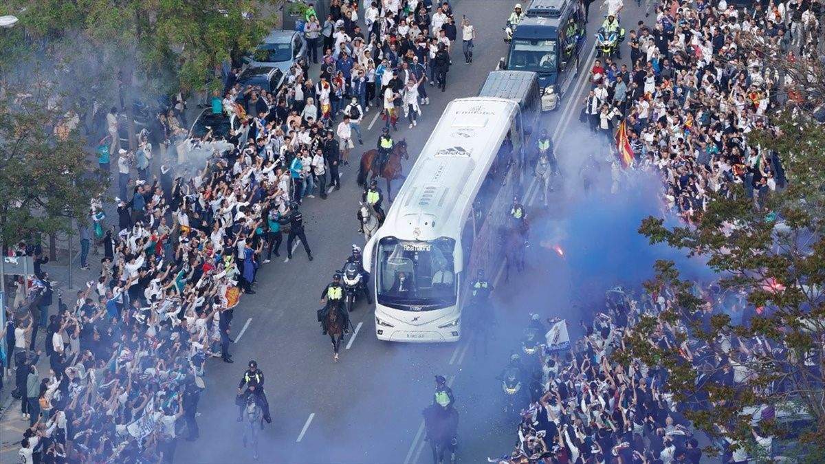 Recibimiento al bus del Real Madrid Recibimiento al bus del Real Madrid