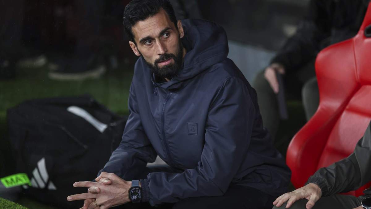 Álvaro Arbeloa sentado en el banquillo del Real Madrid.