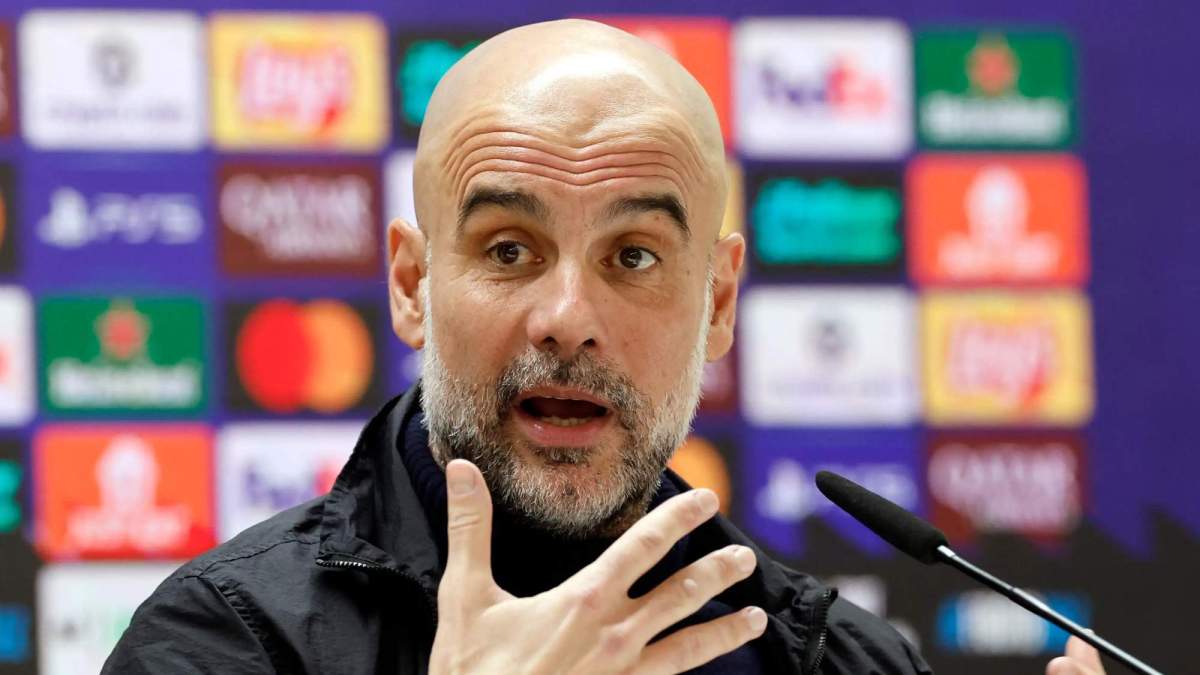 Pep Guardiola hablando en la rueda de prensa del Manchester City.