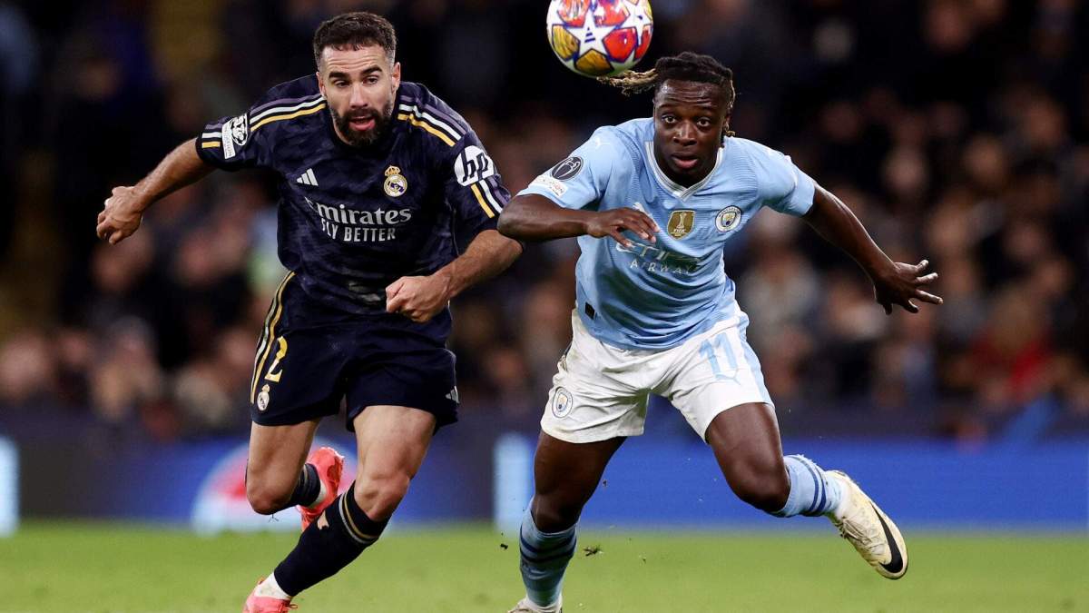 Dani Carvajal y Doku en el Etihad Stadium en la UEFA Champions League 2023-2024
