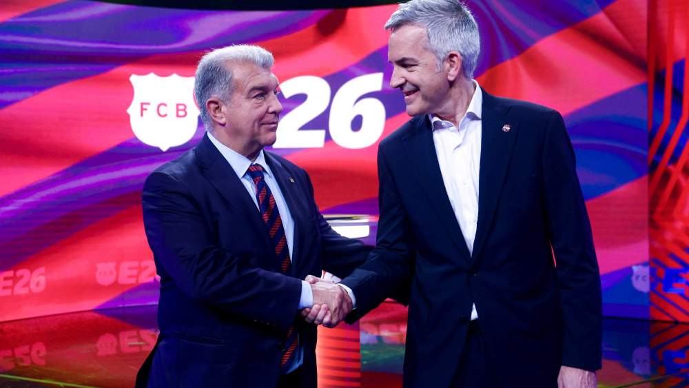 Joan Laporta, saludando a su rival, Víctor Font, en uno de los debates que han mantenido los candidatos.