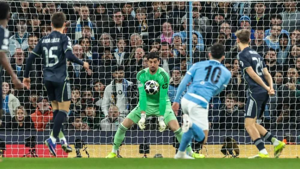 Thibaut Courtois hace una parada en el encuentro entre el Manchester City y el Real Madrid en el Etihad.
