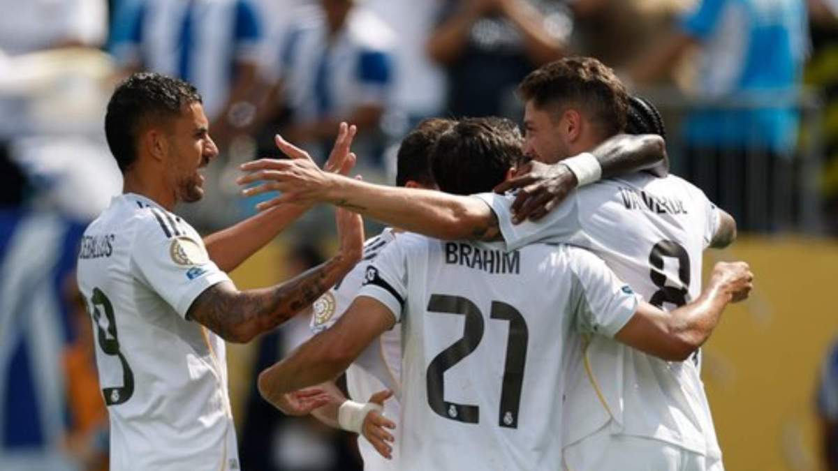 Fede Valverde celebrando su gol junto a varios compañeros